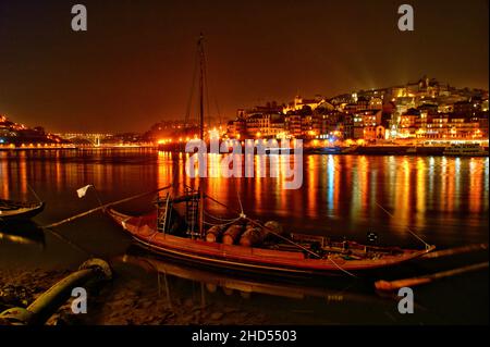 Le fleuve Douro vu de la Ribeira de Vila Nova de Gaia, au Portugal Banque D'Images