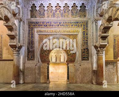 CORDOBA ANDALOUSIE ESPAGNE MOSQUÉE INTÉRIEURE - CATHÉDRALE OU MEZQUITA LE MIHRAB ORNÉ AVEC DES INSCRIPTIONS KUFIC DANS LES MOSAÏQUES Banque D'Images