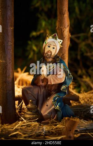 Sharm El Sheikh, Egypte - 20 novembre 2021 : scène de fête de Noël nocturne de la nativité représentée avec des statuettes de Marie, Joseph et le bébé Jésus-Christ Banque D'Images