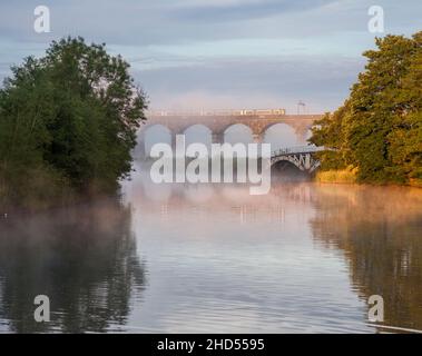 Train électrique de classe 350 du nord-ouest de Londres traversant le viaduc de Dutton au-dessus de la navigation de Weaver, Cheshire un matin brumeux Banque D'Images