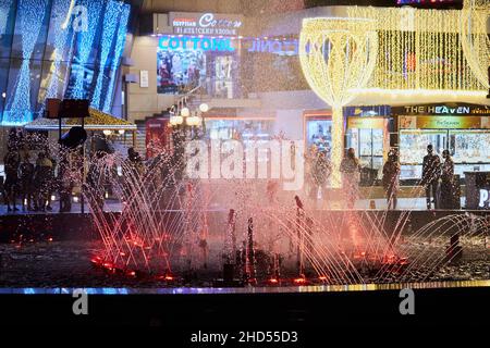 Sharm El Sheikh, Egypte - 20 novembre 2021 : fontaine musicale lumineuse colorée de nuit dans le bâtiment moderne du cinéma Culturama dans un centre commercial populaire Banque D'Images