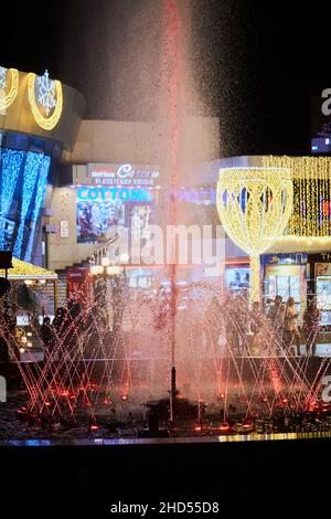 Sharm El Sheikh, Egypte - 20 novembre 2021 : fontaine musicale lumineuse colorée de nuit dans le bâtiment moderne du cinéma Culturama dans un centre commercial populaire Banque D'Images