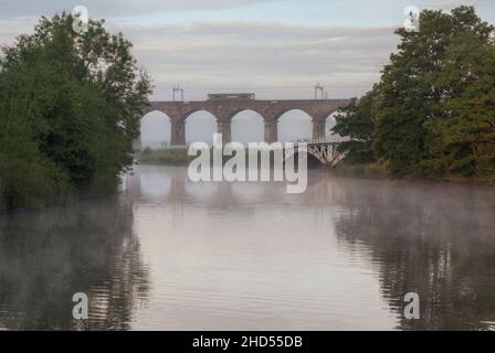 Freightliner classe 66, locomotive diesel traversant le viaduc de Dutton sur la ligne principale de la côte ouest à Cheshire Banque D'Images