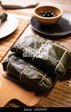Hallaca sur la table, le plat traditionnel de Noël vénézuélien.Photo de haute qualité Banque D'Images