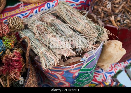 Thé à l'herbe de citron (Cymbopogon citratus, Capim Limao, Santo).Pile de petits pains séchés de citronnelle.Marché de rue en Égypte.Médecine à base de plantes Banque D'Images