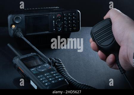 Helsinki / Finlande - 3 JANVIER 2022 : gros plan de deux radios mobiles professionnelles pour les opérateurs de radio amateur sur fond sombre. Banque D'Images