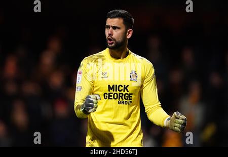 Dimitar Mitov, gardien de but de Cambridge United, fête sa participation pour un tirage au sort après le match de Sky Bet League One au stade Abbey, à Cambridge.Date de la photo: Lundi 3 janvier 2022. Banque D'Images