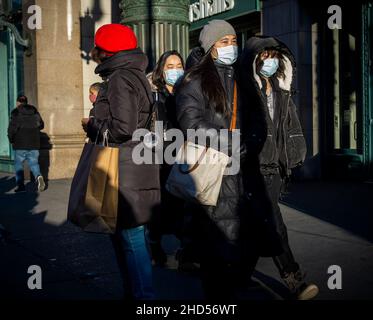 Les acheteurs de Noël à Chelsea à New York le jour précédant la veille de Noël, le jeudi 23 décembre 2021.(© Richard B. Levine) Banque D'Images