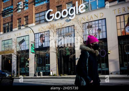 Le logo Google sur leur bâtiment au 111 Eighth Avenue à New York le vendredi 24 décembre 2021.(© Richard B. Levine) Banque D'Images