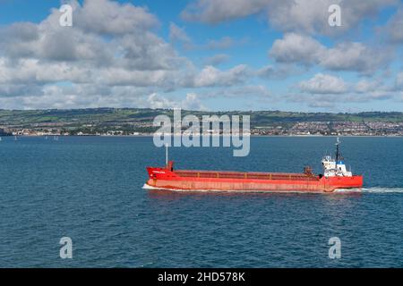 Le cargo Magdalena se dirigeant vers le port de Belfast, Irlande du Nord, Royaume-Uni. Banque D'Images