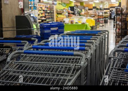 Chariots dans un supermarché Gristedes vide à Chelsea, à New York, le samedi 1 janvier 2022.(© Richard B. Levine) Banque D'Images