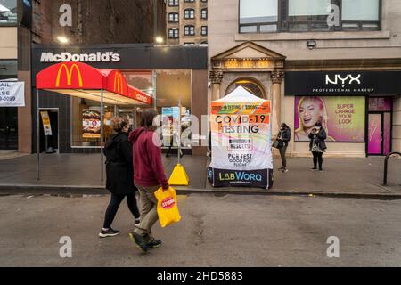 Test COVID du jour de l’an à Union Square à New York le samedi 1 janvier 2022..(© Richard B. Levine) Banque D'Images