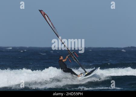 Les habitants de la région connaissent les meilleures conditions météorologiques pour produire les meilleures conditions de surf, et en tirer le meilleur parti ! Banque D'Images