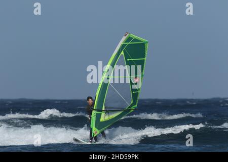 Les habitants de la région connaissent les meilleures conditions météorologiques pour produire les meilleures conditions de surf, et en tirer le meilleur parti ! Banque D'Images