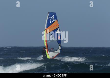 Les habitants de la région connaissent les meilleures conditions météorologiques pour produire les meilleures conditions de surf, et en tirer le meilleur parti ! Banque D'Images