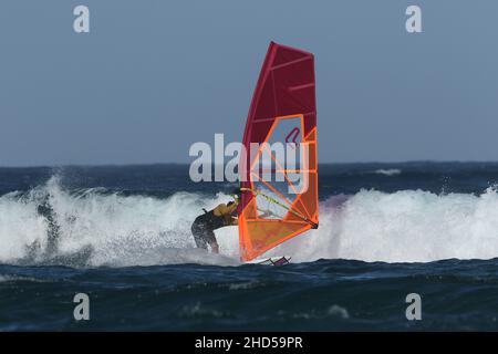 Les habitants de la région connaissent les meilleures conditions météorologiques pour produire les meilleures conditions de surf, et en tirer le meilleur parti ! Banque D'Images