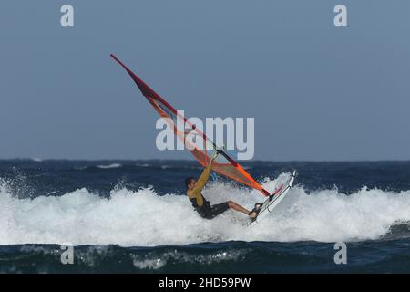 Les habitants de la région connaissent les meilleures conditions météorologiques pour produire les meilleures conditions de surf, et en tirer le meilleur parti ! Banque D'Images