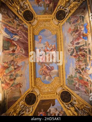 Paris, France : 06 mai 2017 : détails architecturaux, décorations et peintures au plafond du Musée du Louvre. Banque D'Images