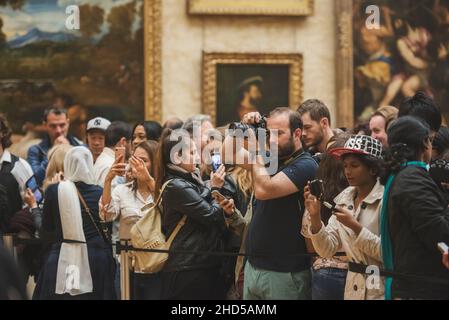 Paris, France : 06 mai 2017 : visiteurs prenant des photos au Musée du Louvre. Banque D'Images