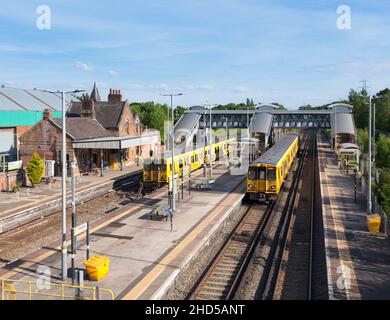 Trains électriques Merseyrail de classe 507 à la gare de Hooton, à Cheshire, plate-forme 4 Banque D'Images