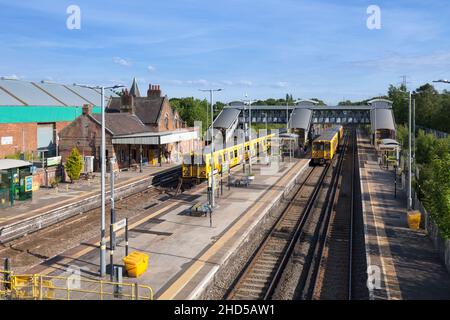 Trains électriques Merseyrail de classe 507 à la gare de Hooton, à Cheshire, plate-forme 4 Banque D'Images