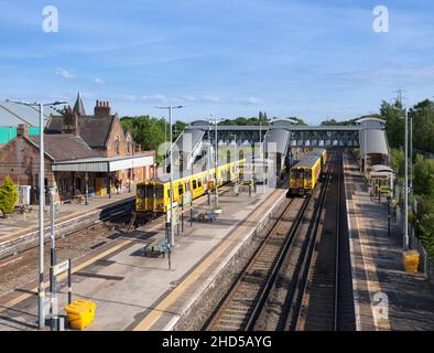 Trains électriques Merseyrail de classe 507 à la gare de Hooton, à Cheshire, plate-forme 4 Banque D'Images