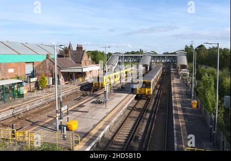 Trains électriques Merseyrail de classe 507 à la gare de Hooton, à Cheshire, plate-forme 4 Banque D'Images