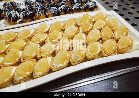 Divers desserts sont servis sous forme de buffet de friandises pendant le brunch de l'hôtel.Libre-service dans le restaurant de l'hôtel Banque D'Images