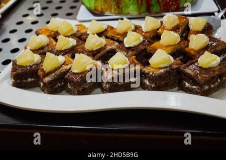 Divers desserts sont servis sous forme de buffet de friandises pendant le brunch de l'hôtel.Libre-service dans le restaurant de l'hôtel Banque D'Images