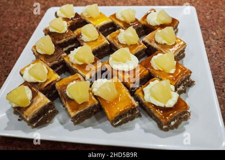 Divers desserts sont servis sous forme de buffet de friandises pendant le brunch de l'hôtel.Libre-service dans le restaurant de l'hôtel Banque D'Images