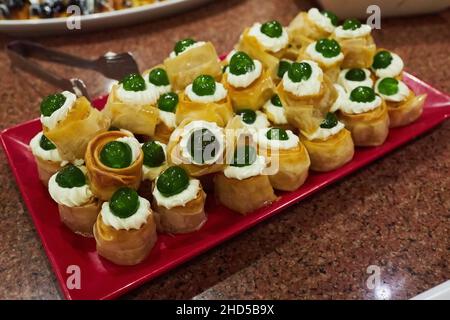 Divers desserts sont servis sous forme de buffet de friandises pendant le brunch de l'hôtel.Libre-service dans le restaurant de l'hôtel Banque D'Images