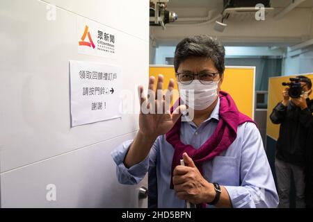 Hong Kong, Chine.03rd janvier 2022.Chris Yeung Kin-Ning, fondateur de Citizen News et ancien président de l'Association des journalistes de Hong Kong, fait un geste après la conférence de presse.Suite à une répression importante de 200 policiers qui ont raréé Stand News le 29 janvier 2021, un autre média d'information indépendant en ligne de Hong Kong,Hong Kong Citizen News a annoncé qu'elle cesserait toutes les opérations le dimanche 2 janvier 2022, citant des craintes à ses collègues journalistes dans l'environnement politique actuel, un autre coup porté à la presse de liberté à cette ville autrefois semi-autonome.Crédit : SOPA Images Limited/Alamy Live News Banque D'Images