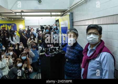 Daisy Li Yuet-wah (L), rédactrice en chef de Citizen News, et Chris Yeung Kin-hing (R), fondateur de Citizen News, ancien président de l'Association des journalistes de Hong Kong, posent pour une photo avant la conférence de presse.Suite à la répression majeure de 200 policiers qui ont ramé Stand News le 29 janvier 2021,Un autre média en ligne indépendant de Hong Kong, Hong Kong Citizen News a annoncé qu'il cesserait toutes les opérations le dimanche 2 janvier 2022, citant des craintes envers ses collègues journalistes dans le contexte politique actuel, un autre coup porté à la presse de liberté pour cette ville autrefois semi-autonome. Banque D'Images