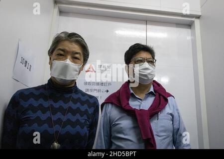 Daisy Li Yuet-wah (L), rédactrice en chef de Citizen News, et Chris Yeung Kin-hing (R), fondateur de Citizen News, arrivent pour une conférence de presse. Suite à une répression majeure de 200 policiers qui ont lancé Stand News le 29 janvier 2021, un autre média en ligne indépendant de Hong Kong,Hong Kong Citizen News a annoncé qu'elle cesserait toutes les opérations le dimanche 2 janvier 2022, citant des craintes à ses collègues journalistes dans l'environnement politique actuel, un autre coup porté à la presse de liberté à cette ville autrefois semi-autonome. Banque D'Images