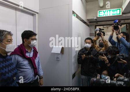 Daisy Li Yuet-wah (L), rédactrice en chef de Citizen News, et Chris Yeung Kin-hing (R), fondateur de Citizen News, ancien président de l'Association des journalistes de Hong Kong, posent pour une photo avant la conférence de presse.Suite à la répression majeure de 200 policiers qui ont ramé Stand News le 29 janvier 2021,Un autre média en ligne indépendant de Hong Kong, Hong Kong Citizen News a annoncé qu'il cesserait toutes les opérations le dimanche 2 janvier 2022, citant des craintes envers ses collègues journalistes dans le contexte politique actuel, un autre coup porté à la presse de liberté pour cette ville autrefois semi-autonome. Banque D'Images