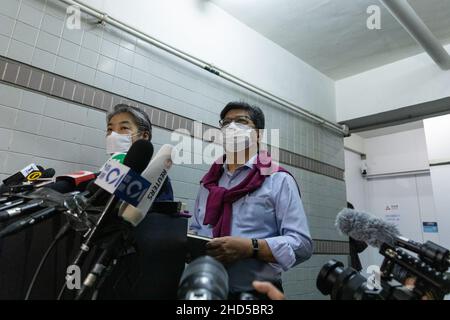 Daisy Li Yuet-wah (L), rédactrice en chef de Citizen News, et Chris Yeung Kin-hing (R), fondateur de Citizen News et ancien président de la Hong Kong Journalists Association, parlent pendant la conférence de presse.Suite à la répression majeure de 200 policiers qui ont ramé Stand News le 29 janvier 2021, un autre média en ligne indépendant de Hong Kong,Hong Kong Citizen News a annoncé qu'elle cesserait toutes les opérations le dimanche 2 janvier 2022, citant des craintes à ses collègues journalistes dans l'environnement politique actuel, un autre coup porté à la presse de liberté à cette ville autrefois semi-autonome. Banque D'Images