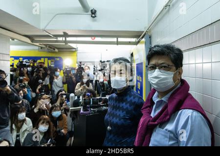 Daisy Li Yuet-wah (L), rédactrice en chef de Citizen News, et Chris Yeung Kin-hing (R), fondateur de Citizen News, ancien président de l'Association des journalistes de Hong Kong, posent pour une photo avant la conférence de presse.Suite à la répression majeure de 200 policiers qui ont ramé Stand News le 29 janvier 2021,Un autre média en ligne indépendant de Hong Kong, Hong Kong Citizen News a annoncé qu'il cesserait toutes les opérations le dimanche 2 janvier 2022, citant des craintes envers ses collègues journalistes dans le contexte politique actuel, un autre coup porté à la presse de liberté pour cette ville autrefois semi-autonome. Banque D'Images