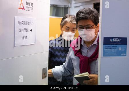 Daisy Li Yuet-wah (L), rédactrice en chef de Citizen News, et Chris Yeung Kin-hing (R), fondateur de Citizen News, arrivent pour une conférence de presse. Suite à une répression majeure de 200 policiers qui ont lancé Stand News le 29 janvier 2021, un autre média en ligne indépendant de Hong Kong,Hong Kong Citizen News a annoncé qu'elle cesserait toutes les opérations le dimanche 2 janvier 2022, citant des craintes à ses collègues journalistes dans l'environnement politique actuel, un autre coup porté à la presse de liberté à cette ville autrefois semi-autonome. Banque D'Images