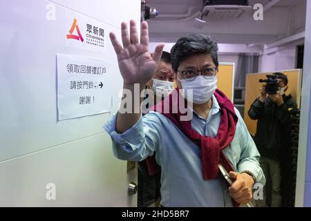 Hong Kong, Chine.03rd janvier 2022.Chris Yeung Kin-Ning, fondateur de Citizen News et ancien président de l'Association des journalistes de Hong Kong, fait un geste après la conférence de presse.Suite à une répression importante de 200 policiers qui ont raréé Stand News le 29 janvier 2021, un autre média d'information indépendant en ligne de Hong Kong,Hong Kong Citizen News a annoncé qu'elle cesserait toutes les opérations le dimanche 2 janvier 2022, citant des craintes à ses collègues journalistes dans l'environnement politique actuel, un autre coup porté à la presse de liberté à cette ville autrefois semi-autonome.Crédit : SOPA Images Limited/Alamy Live News Banque D'Images