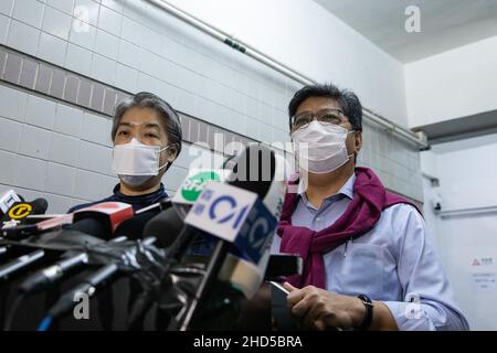 Daisy Li Yuet-wah (L), rédactrice en chef de Citizen News, et Chris Yeung Kin-hing (R), fondateur de Citizen News et ancien président de la Hong Kong Journalists Association, parlent pendant la conférence de presse.Suite à la répression majeure de 200 policiers qui ont ramé Stand News le 29 janvier 2021, un autre média en ligne indépendant de Hong Kong,Hong Kong Citizen News a annoncé qu'elle cesserait toutes les opérations le dimanche 2 janvier 2022, citant des craintes à ses collègues journalistes dans l'environnement politique actuel, un autre coup porté à la presse de liberté à cette ville autrefois semi-autonome. Banque D'Images