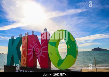 Lettres monumentales avec la légende KINO dans la baie de Kino, Sonora Mexique. Plein air.© (© photo: LuisGutierrez / NortePhoto.com) Letras Monumentales con la leyenda KINO en bahia de Kino, Sonora Mexico.© (© photo:LuisGutierrez/ NortePhoto.com) Banque D'Images