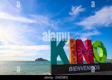 Lettres monumentales avec la légende KINO dans la baie de Kino, Sonora Mexique. Plein air.© (© photo: LuisGutierrez / NortePhoto.com) Letras Monumentales con la leyenda KINO en bahia de Kino, Sonora Mexico.© (© photo:LuisGutierrez/ NortePhoto.com) Banque D'Images