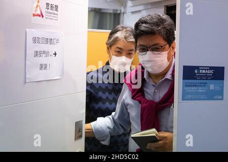 Daisy Li Yuet-wah (L), rédactrice en chef de Citizen News, et Chris Yeung Kin-hing (R), fondateur de Citizen News, arrivent pour une conférence de presse. Suite à une répression majeure de 200 policiers qui ont lancé Stand News le 29 janvier 2021, un autre média en ligne indépendant de Hong Kong,Hong Kong Citizen News a annoncé qu'elle cesserait toutes les opérations le dimanche 2 janvier 2022, citant des craintes à ses collègues journalistes dans l'environnement politique actuel, un autre coup porté à la presse de liberté à cette ville autrefois semi-autonome.(Photo par Alex Chan/SOPA Images/Sipa USA) Banque D'Images