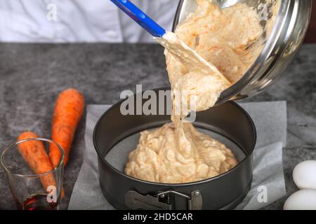 Mélanger les blancs d'œufs fouettés avec le sucre et les noix hachées pour obtenir une masse de cuisson lisse Banque D'Images