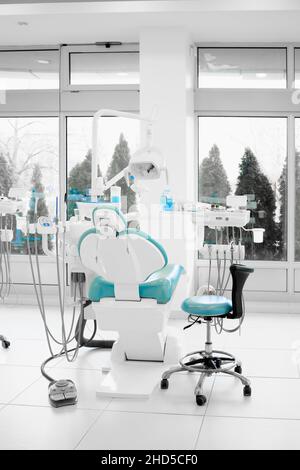 Intérieur d'un cabinet de dentiste moderne avec un nouveau dentiste chaises Banque D'Images