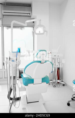 Intérieur d'un cabinet de dentiste moderne avec un nouveau dentiste chaises Banque D'Images