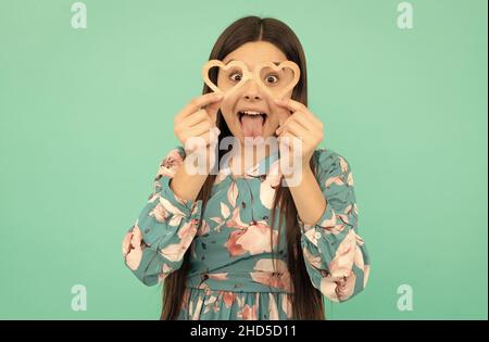 C'est tout simplement ridicule.Fille stupide de coller la langue dans les verres en forme de coeur.Saint-Valentin Banque D'Images