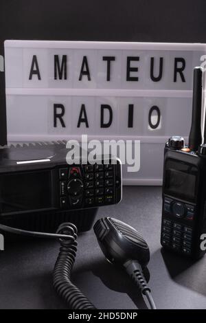 Helsinki / Finlande - 3 JANVIER 2022 : gros plan de deux radios mobiles professionnelles pour les opérateurs de radio amateur sur fond sombre. Banque D'Images