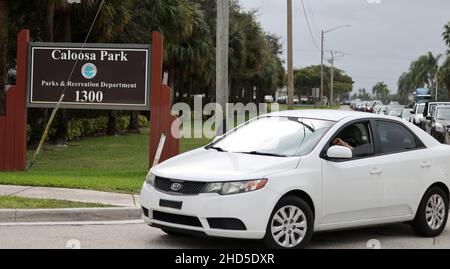 Les résidents de Boynton Beach sont assis dans leur voiture en attendant d'obtenir les tests COVID-19 au Colusa Park à Boynton Beach en Floride le lundi 3 janvier,2022 ce site d'essai qui vient d'ouvrir aujourd'hui traite les résidents dans les voitures depuis 7 h 45 avec une pointe de 16,2 pour cent par habitant et 132 827 cas en Floride au cours des dernières 72 heures la variante COVID-19 OMICRON a des voitures alignées sur plus de 8 miles en attente d'essais.Photo de Gary I Rothstein/UPI Banque D'Images