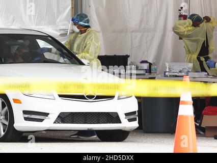 Les résidents de Boynton Beach sont assis dans leur voiture en attendant d'obtenir les tests COVID-19 au Colusa Park à Boynton Beach en Floride le lundi 3 janvier,2022 ce site d'essai qui vient d'ouvrir aujourd'hui traite les résidents dans les voitures depuis 7 h 45 avec une pointe de 16,2 pour cent par habitant et 132 827 cas en Floride au cours des dernières 72 heures la variante COVID-19 OMICRON a des voitures alignées sur plus de 8 miles en attente d'essais.Photo de Gary I Rothstein/UPI Banque D'Images